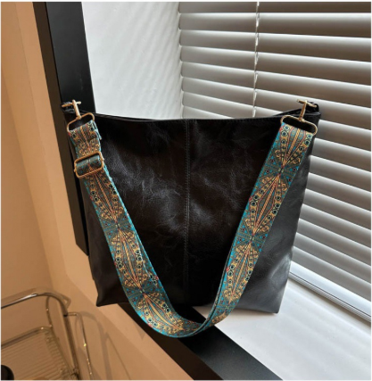 Maison Maryim Essential Vegan Bucket Bag — detail view — bucket bag